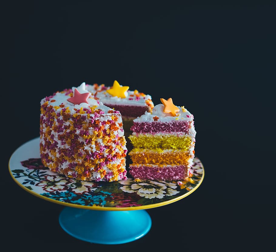 sliced cake top with star raisins on cake stand, flavored cake on top of cake stand, HD wallpaper