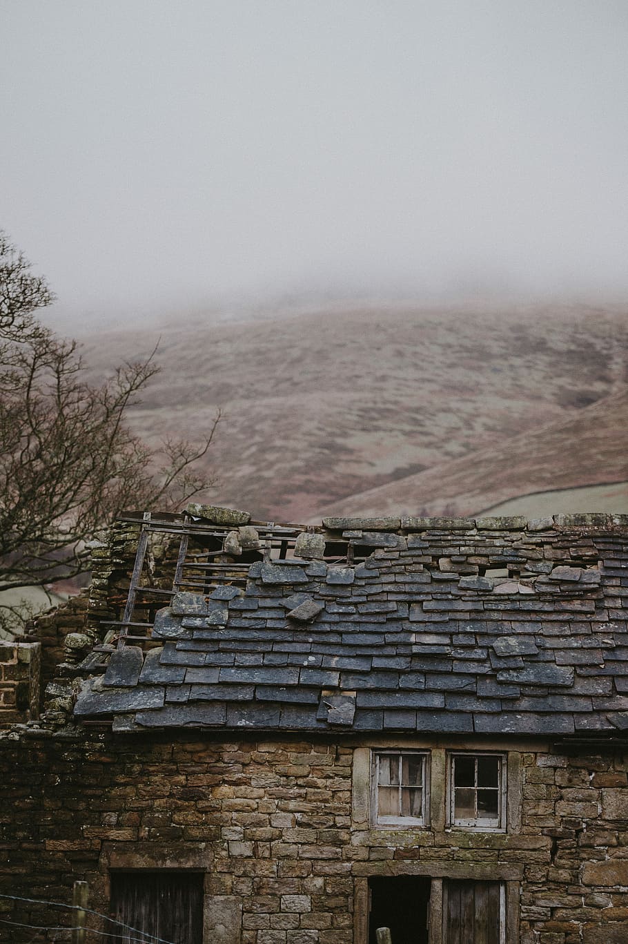 black concrete brick roof house, view of gray concrete house HD wallpaper