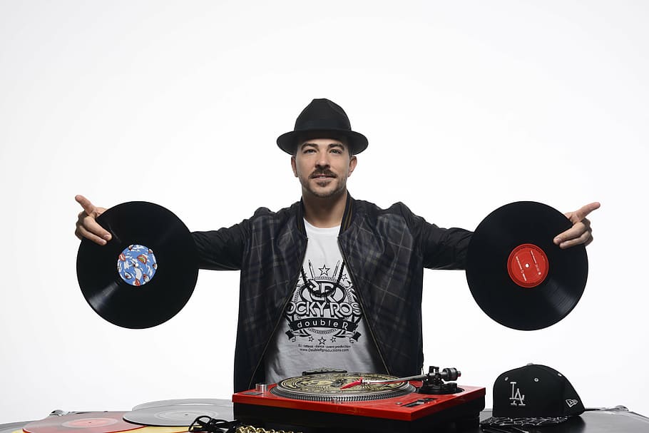 man holding two vinyl records, dj, turntable, scratch, hip hop, HD wallpaper