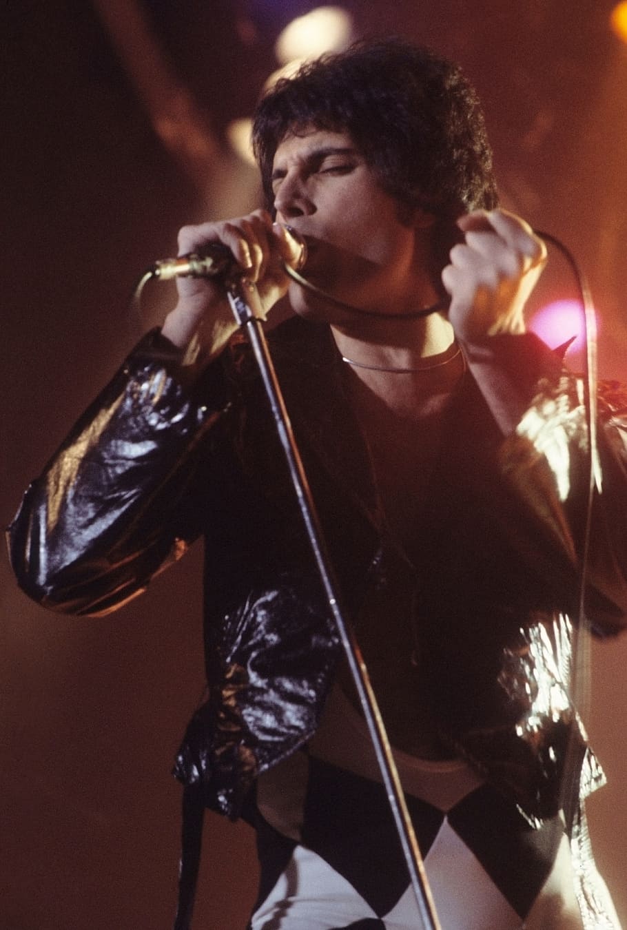 man holding microphone while singing, freddie mercury, singer, HD wallpaper