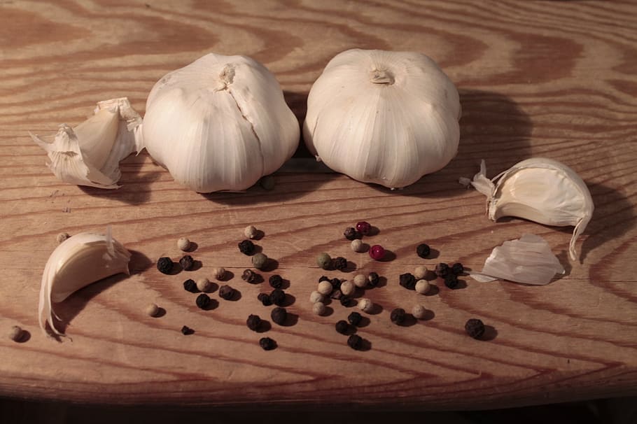 garlic, pepper, wood, mediterranean, food, aromatic, heads of garlic HD wallpaper