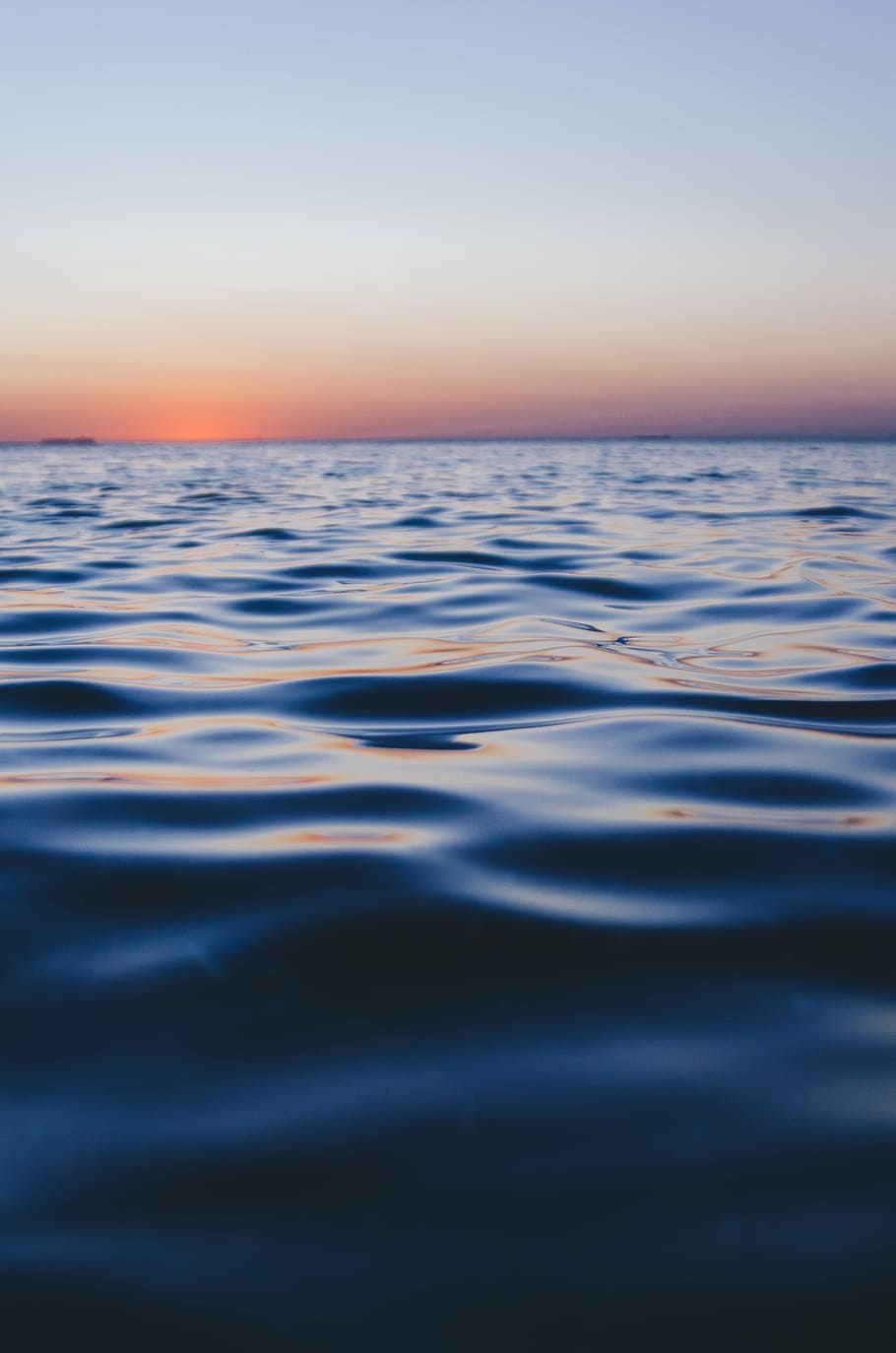 body of water under orange sunset, nature, ocean, sea, beach HD wallpaper