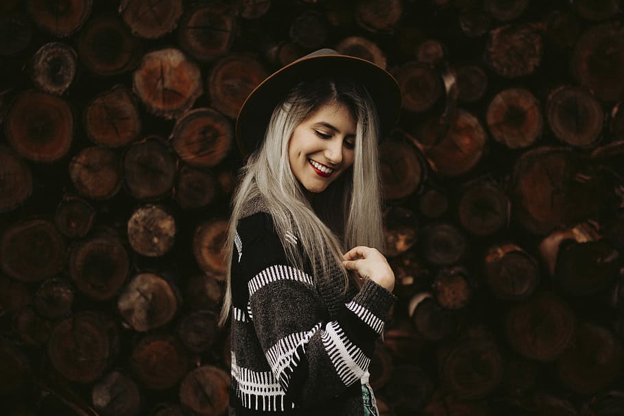 woman wearing black and white striped long-sleeved top, woman wearing white and black cardigan and hat HD wallpaper
