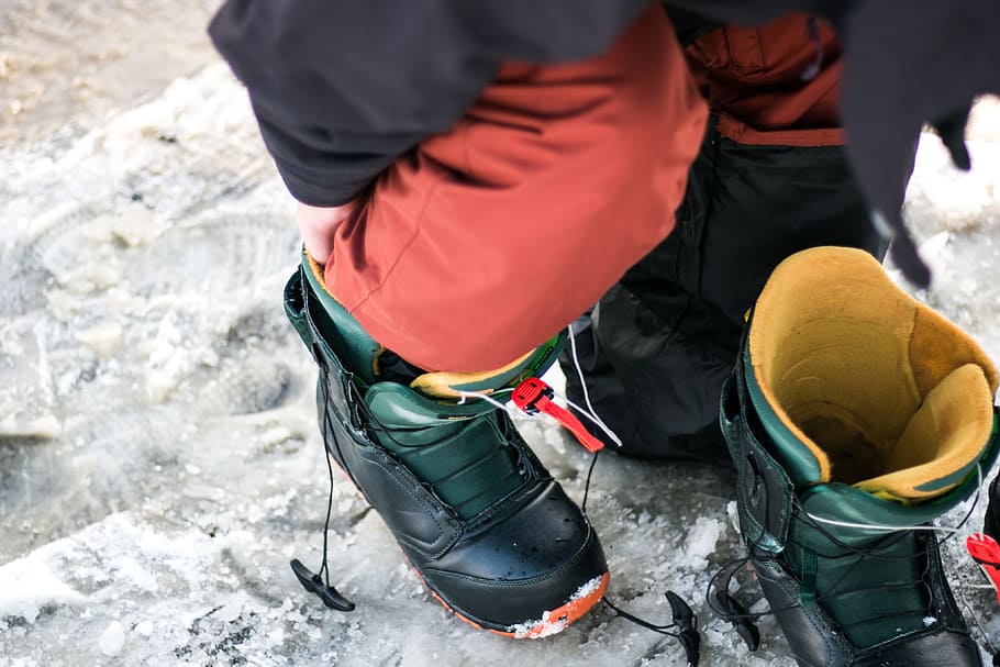 person wearing black boots, person wearing pair of black snow boots HD wallpaper