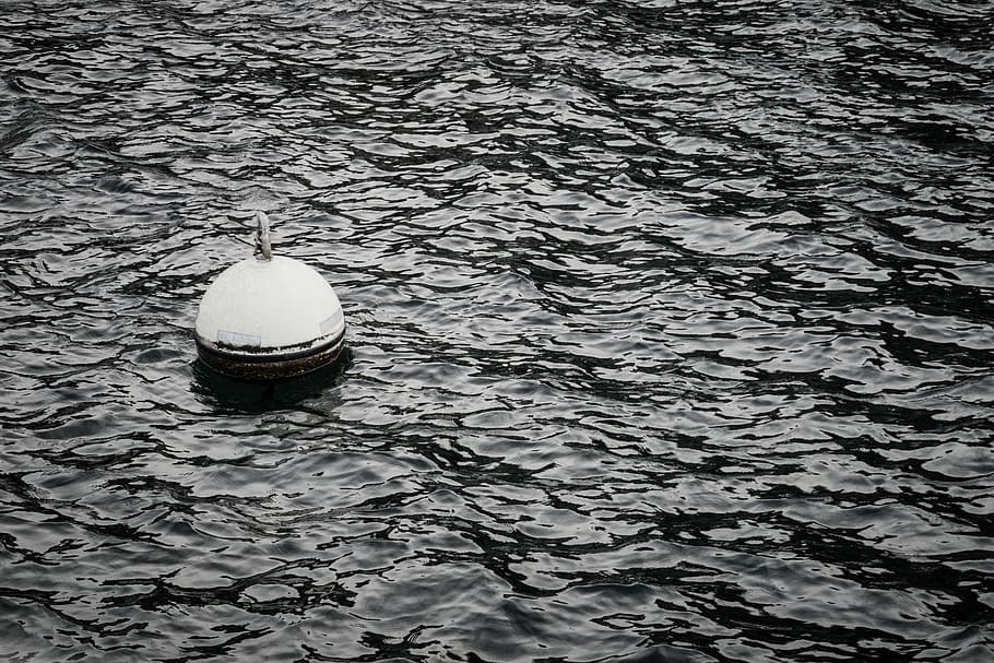 greyscale photo of bouy floating on body of water, graysacale floater on water at daytime HD wallpaper