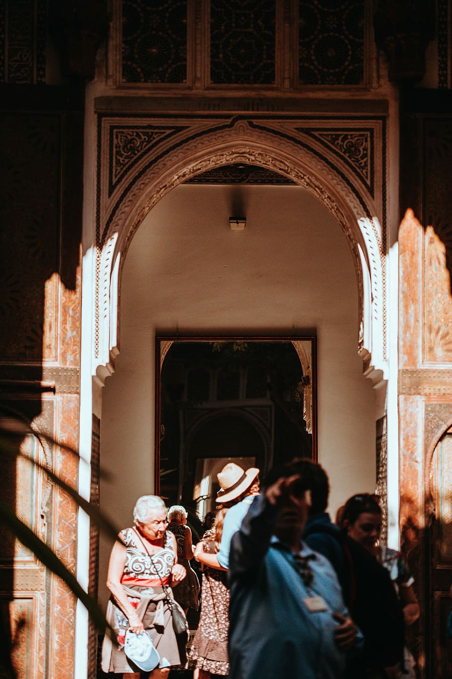 Moroccan Architecture, people inside wooden roof, archway, building HD wallpaper