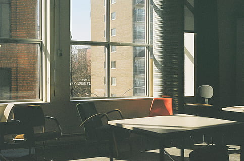 empty chairs and tables by the window during daytime, white HD wallpaper