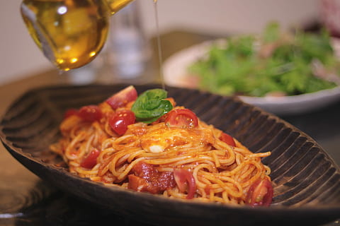 Italian style spaghetti top with olive oil, food, pasta, meal HD wallpaper