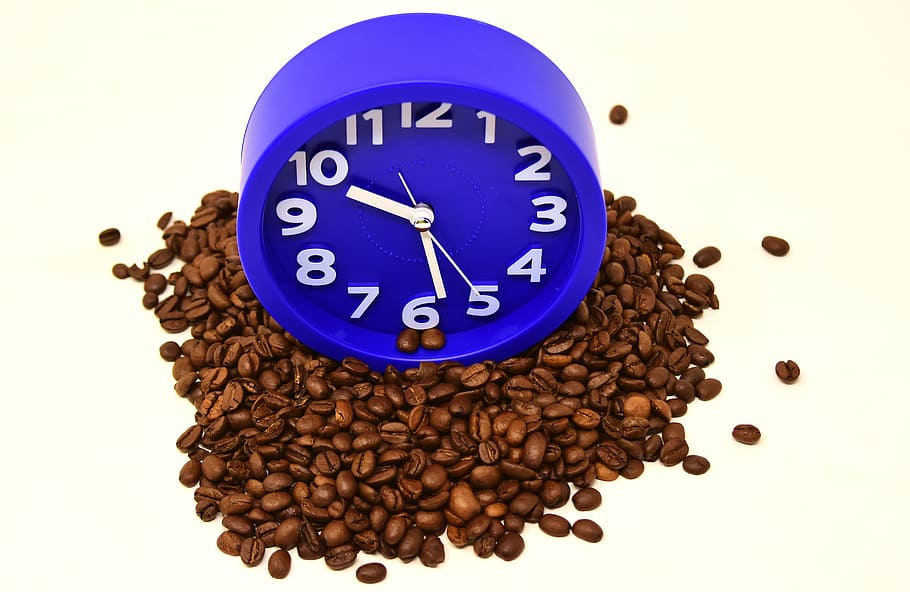 blue analog clock on coffee beans, make break, coffee break, breakfast, HD wallpaper