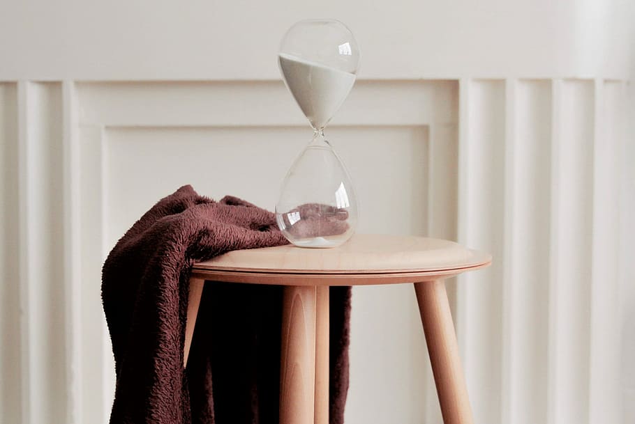 clear hourglass on beige wooden stool, table, modern, minimalist, HD wallpaper