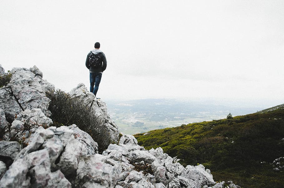 man standing on mountain edge, hiking, nature, outdoors, men HD wallpaper