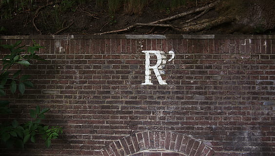 red concrete brick wall with painted letter R, graffiti, street HD wallpaper