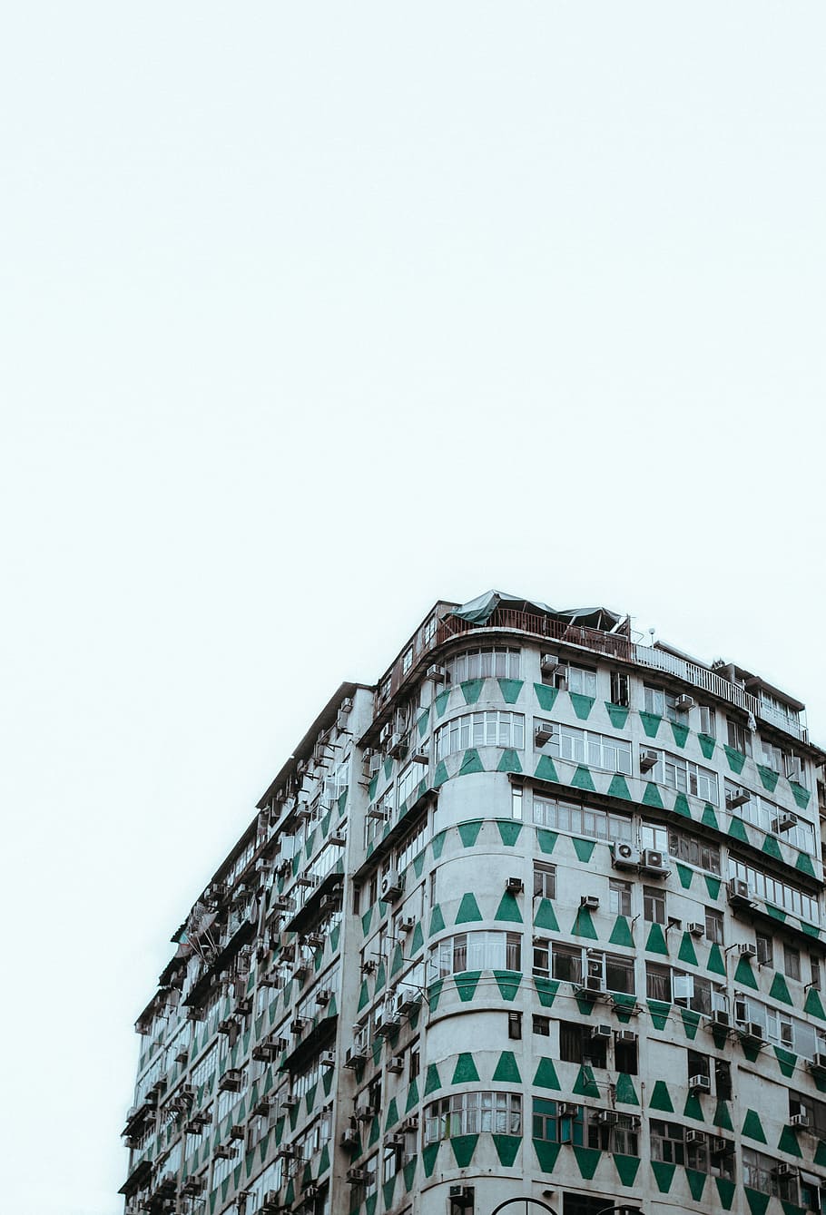 Hong Kong Architecture, white and green concrete building at daytime HD wallpaper