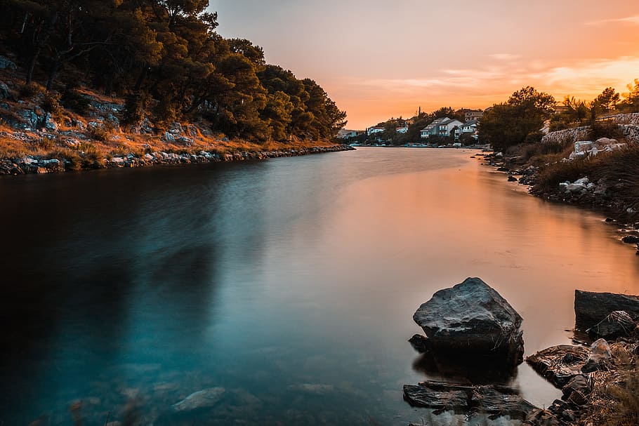 river between island and village at golden hour, buildings HD wallpaper