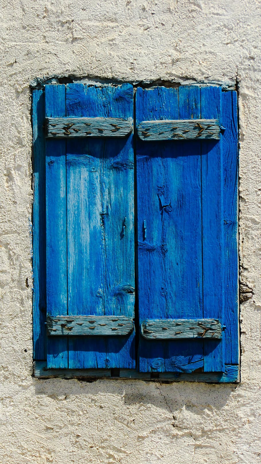 sunlight over closed blue wooden windows, old, aged, weathered, HD wallpaper