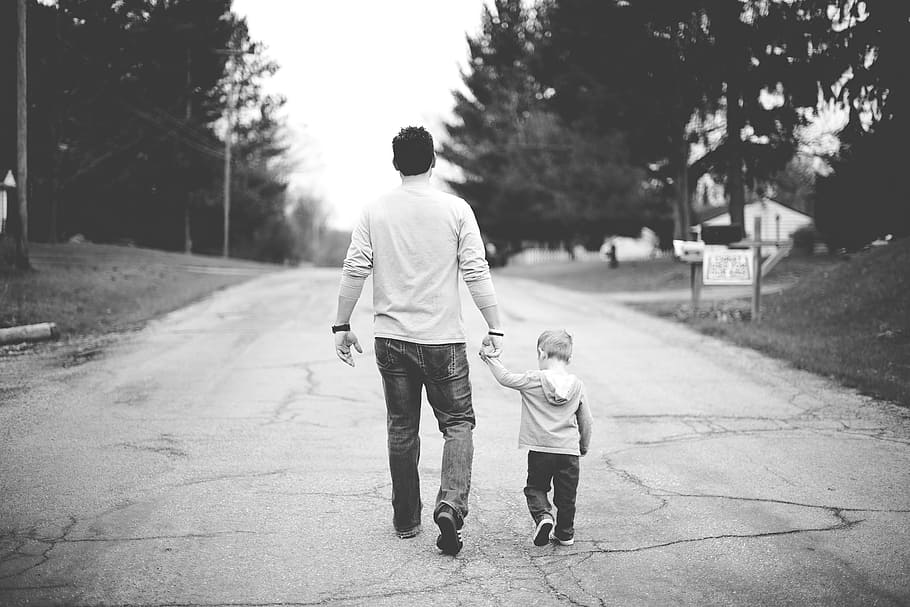 grayscale photo of man and children walking on road, people, father, HD wallpaper