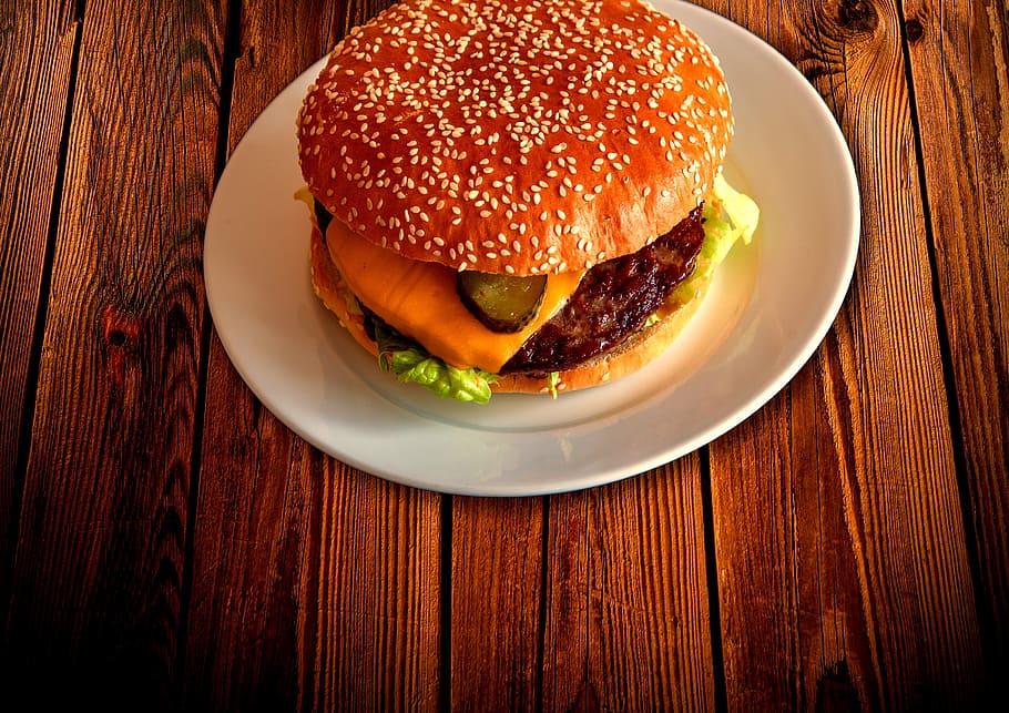 cheeseburger on white plate, hamburger, eat, fast food, grill, HD wallpaper