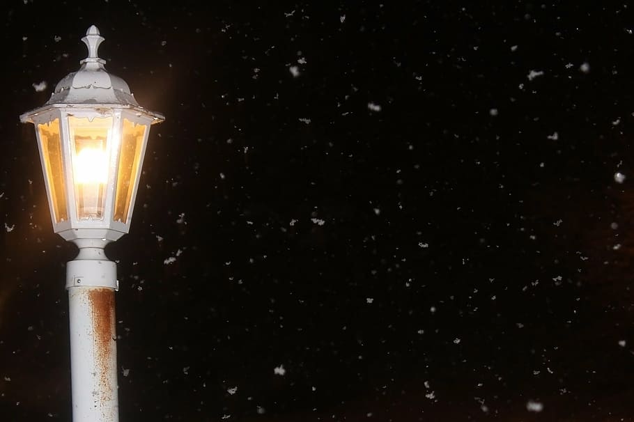 lighted white lamp post, lamppost, snowing, night, dark, electric HD wallpaper