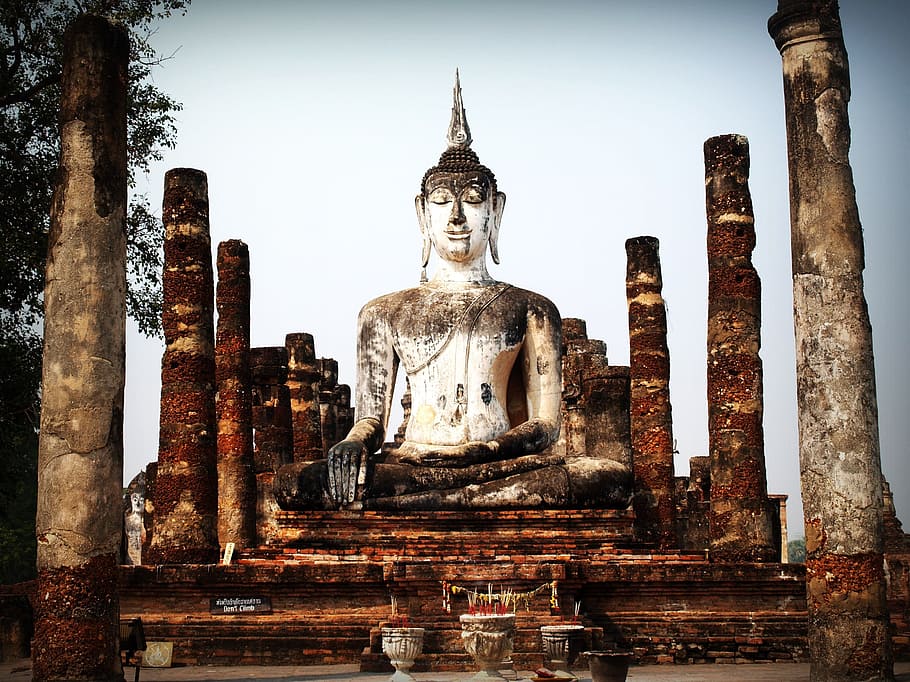 Gautama Buddha concrete statue surrounded with concrete columns, HD wallpaper