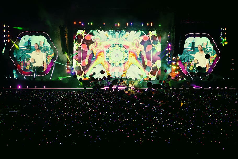 people standing in front of stage partying during nighttime, crowd of people in front of concert stage HD wallpaper