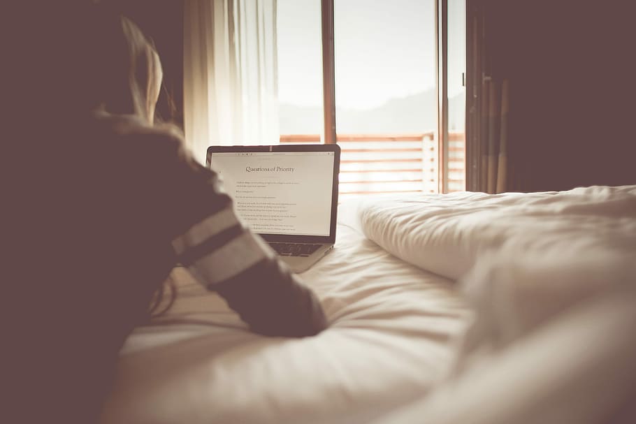 Girl Reading a Blog in a Bedroom, balcony, laptop, macbook, macbook pro, HD wallpaper