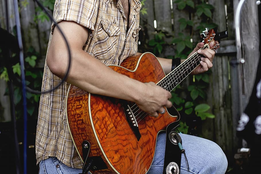 man playing guitar, people, guy, guitarist, musician, acoustic HD wallpaper