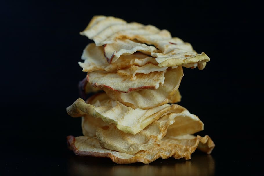 black background, blur, chips, focus, food, pile, snack, stack HD wallpaper