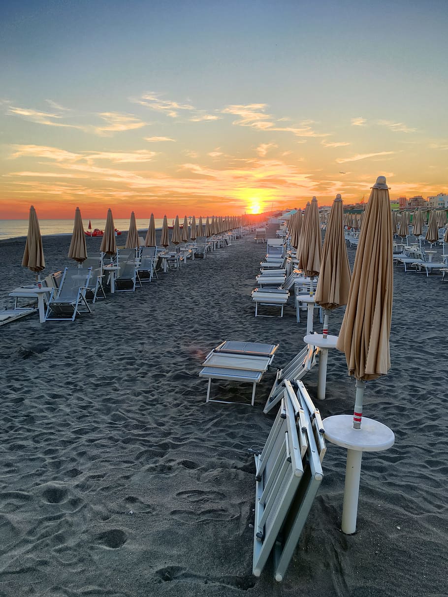 Beach, Umbrellas, Sunset, Chairs, holiday, holidays, sky, clouds HD wallpaper