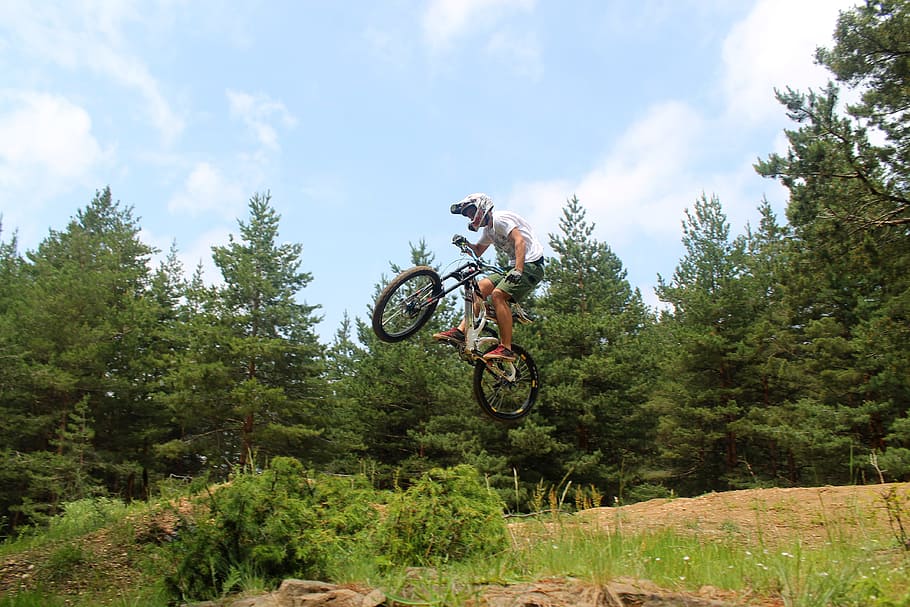 jump, extreme, wheel, views, helmet, green, transportation HD wallpaper