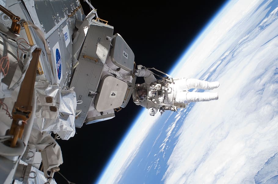 astronaut in sky, spacewalk, space shuttle, tools, suit, pack, HD wallpaper