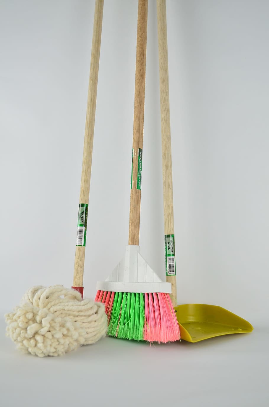 brown wooden mop, broom, and dustpan, Ragpicker, Toilet, cleaning