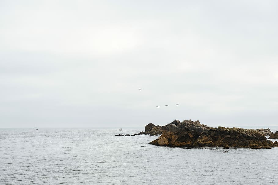 body of water between rocks, coastal rock at middle of body of water HD wallpaper
