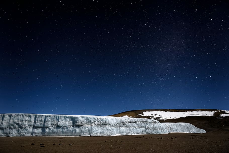 white and brown mountain under starry night, mountain under starry sky HD wallpaper