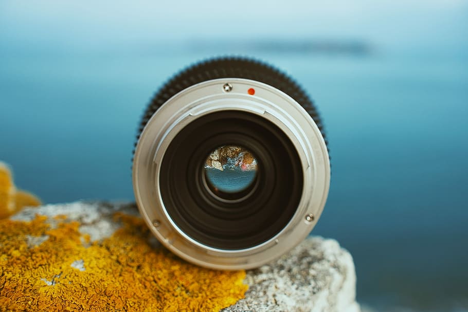round black and grey camera lens on rock, gray telephoto lens on gray rock HD wallpaper