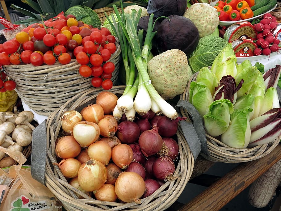 assorted vegetable lot, vegetables, tomatoes, leek, salad, onions