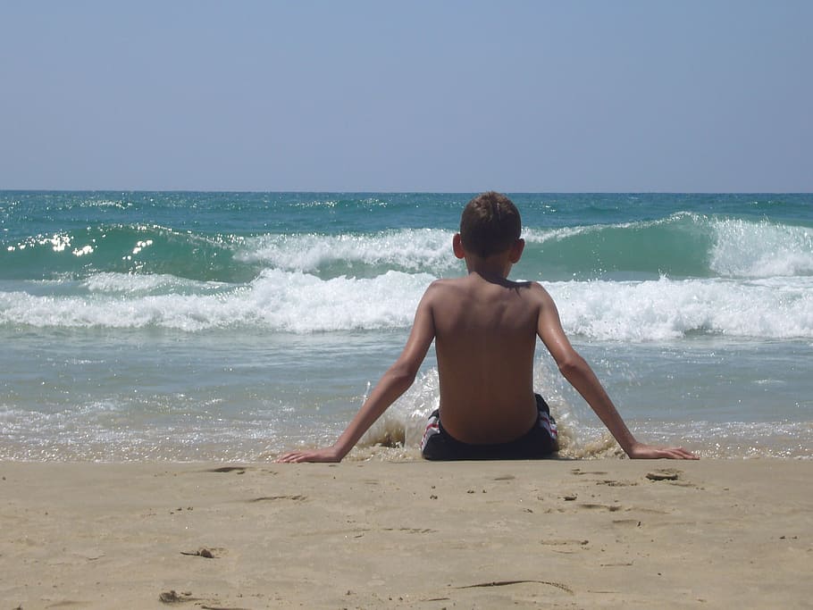 boy, beach, watch sit, wave, rest, relax, sea, sand, holiday HD wallpaper