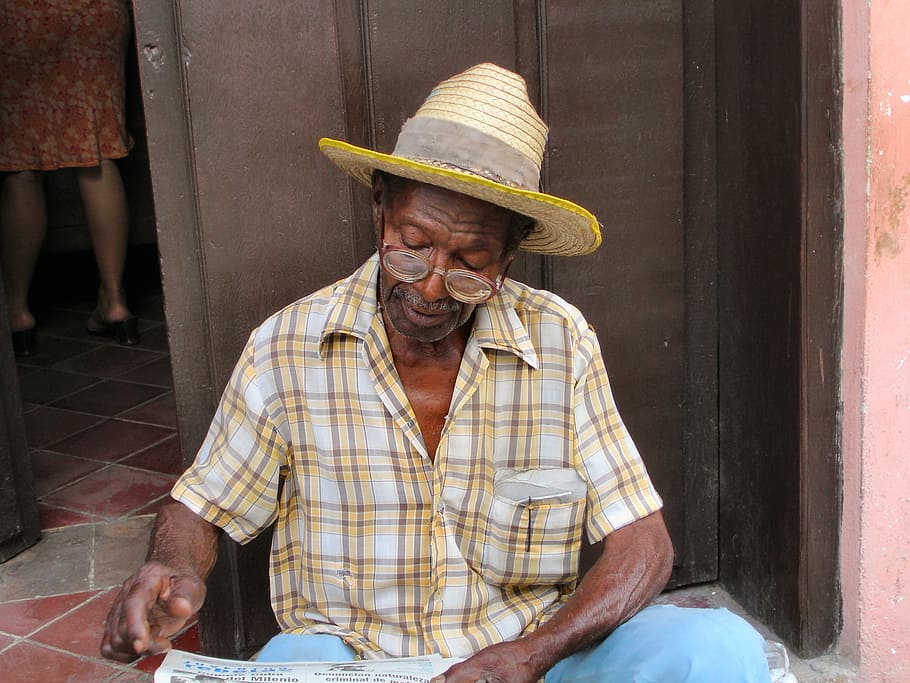 man reads newspaper, Cuba, Glasses, men, hat, senior Adult HD wallpaper