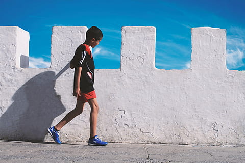 boy in walking gesture, blue, sky, white, wall, outside, sunny HD wallpaper