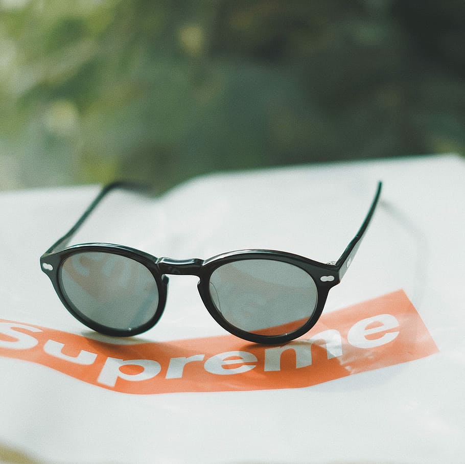 shallow focus photography of black sunglasses, closeup photo of black framed sunglasses HD wallpaper