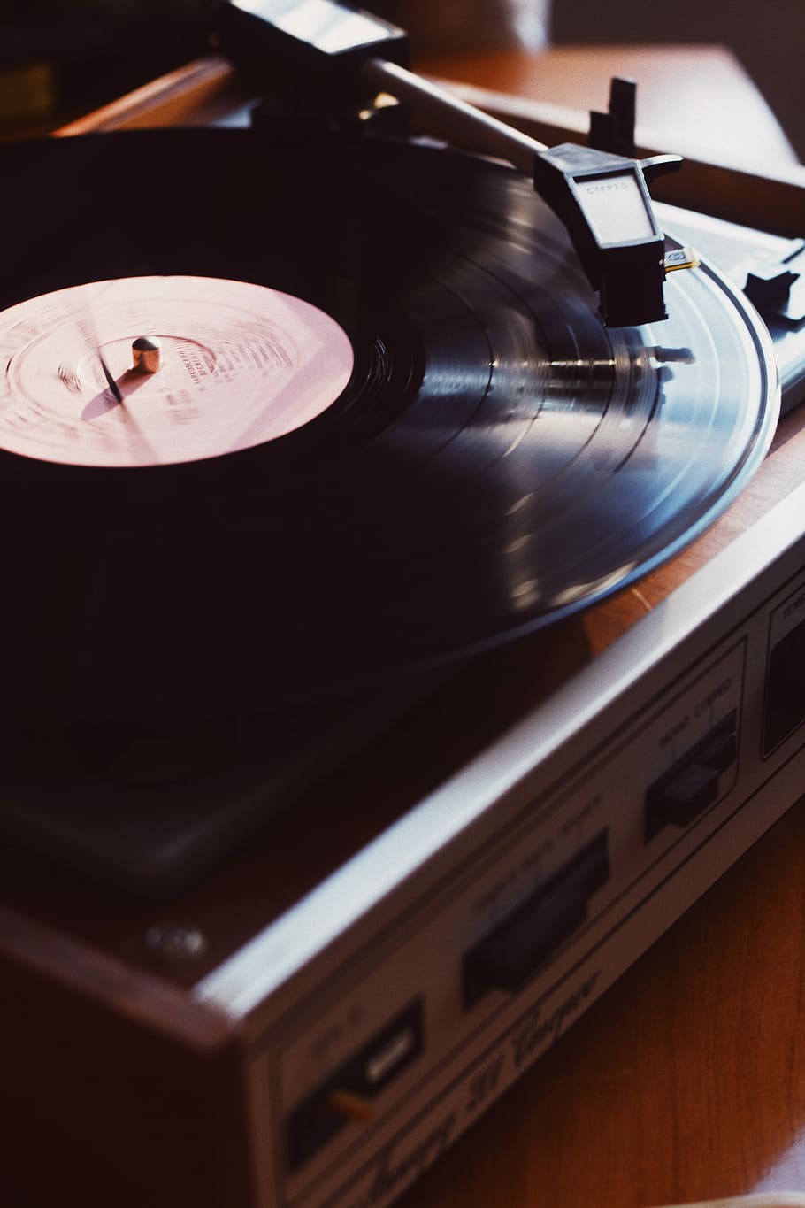 vinyl disc playing on vinyl record player, black vinyl player on table, HD wallpaper