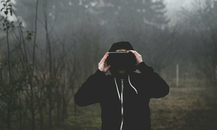 man wearing black zip-up hoodie holds VR box, virtual reality HD wallpaper