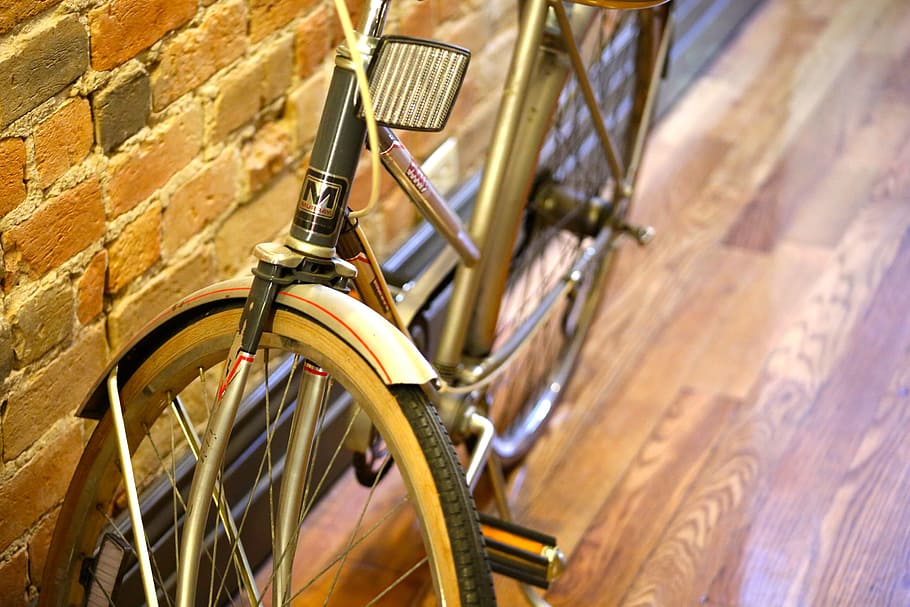 beige hardtail bike in selective focus photography, travel, bicycle