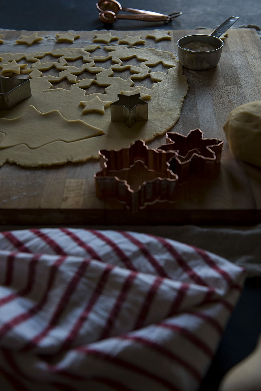 assorted-shape gray molds beside dough on chopping board, two copper-colored cookie mold near cookie dough HD wallpaper