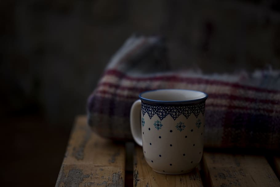 white and blue coffee mug, white and blue ceramic mug on brown wooden board near red textile, HD wallpaper