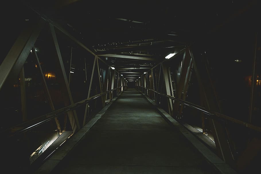 gray concrete bridge, photography of bridge during nighttime HD wallpaper
