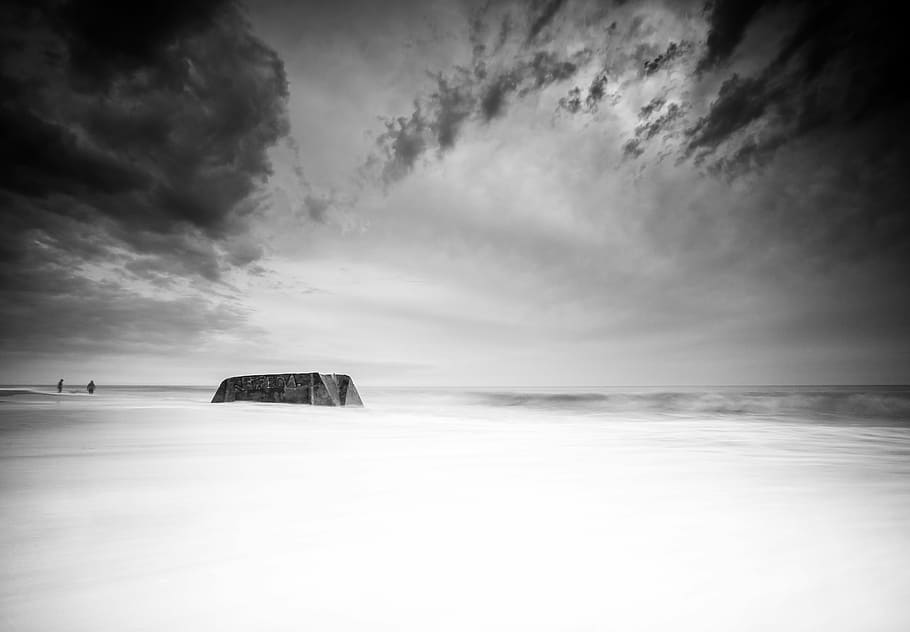 grayscale photo of tent under sky, grayscale photo of platform under cloudy sky HD wallpaper