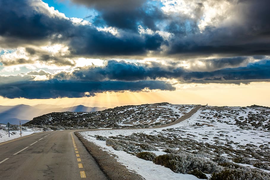 Portugal - Serra da Estrela, gray concrete road under cloudy sky during daytime HD wallpaper