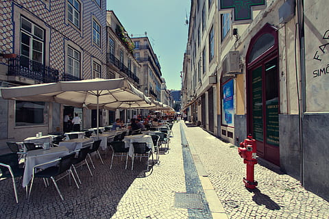 People site outside a restaurant in Lisbon, Portugal for some alfresco dining HD wallpaper