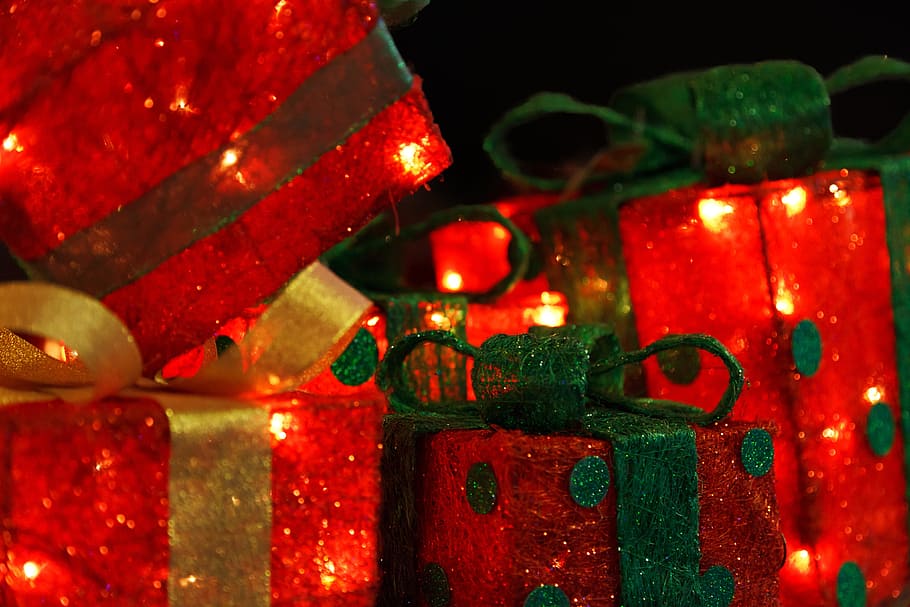 five red and green lightened gift boxes, string, lights, bow HD wallpaper