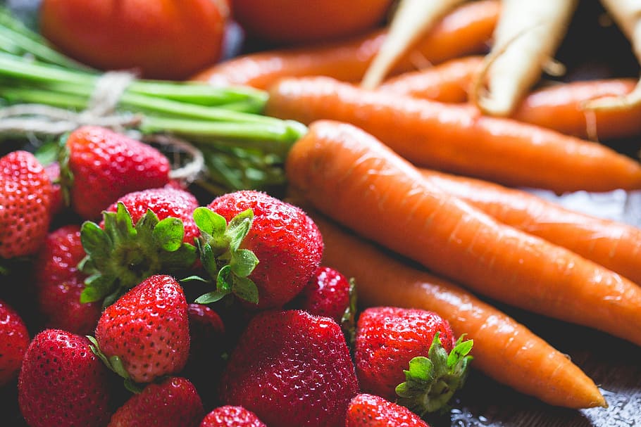 Preparing Fresh Breakfast: Strawberries & Carrots, food, foodie, HD wallpaper